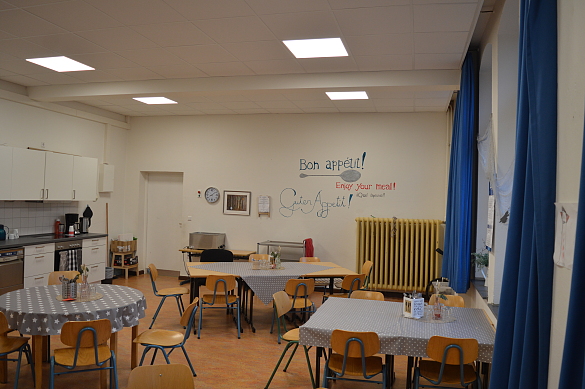 Sitzgruppen mit Küche im Hintergrund