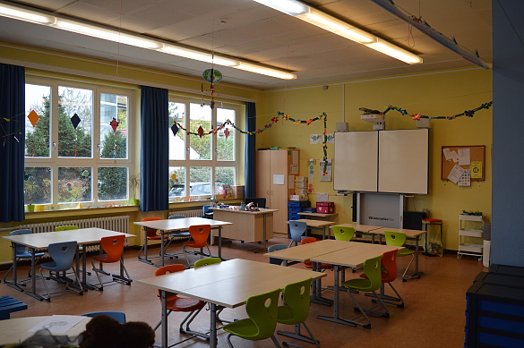 Klassenraum mit Wimpelkette