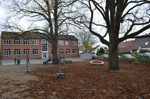 Schulhof mit Spielgeräten