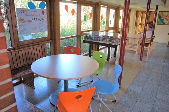 Tisch und Stühle in der Aula