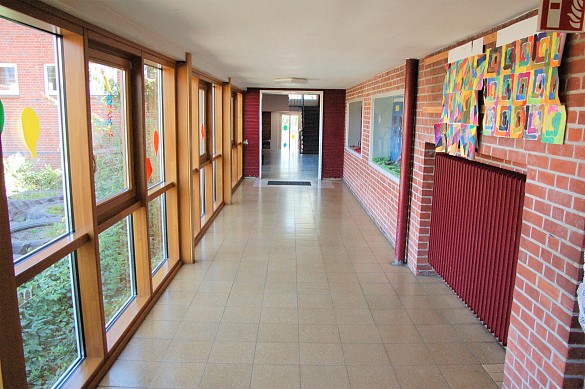 Ein Flur mit Schaukasten