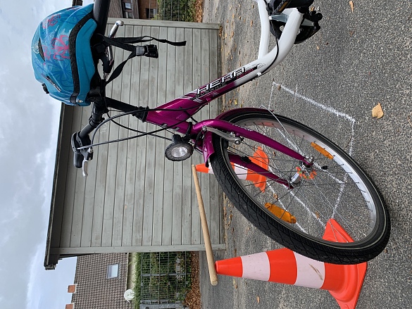Fahrrad und helm hängend am Lenker