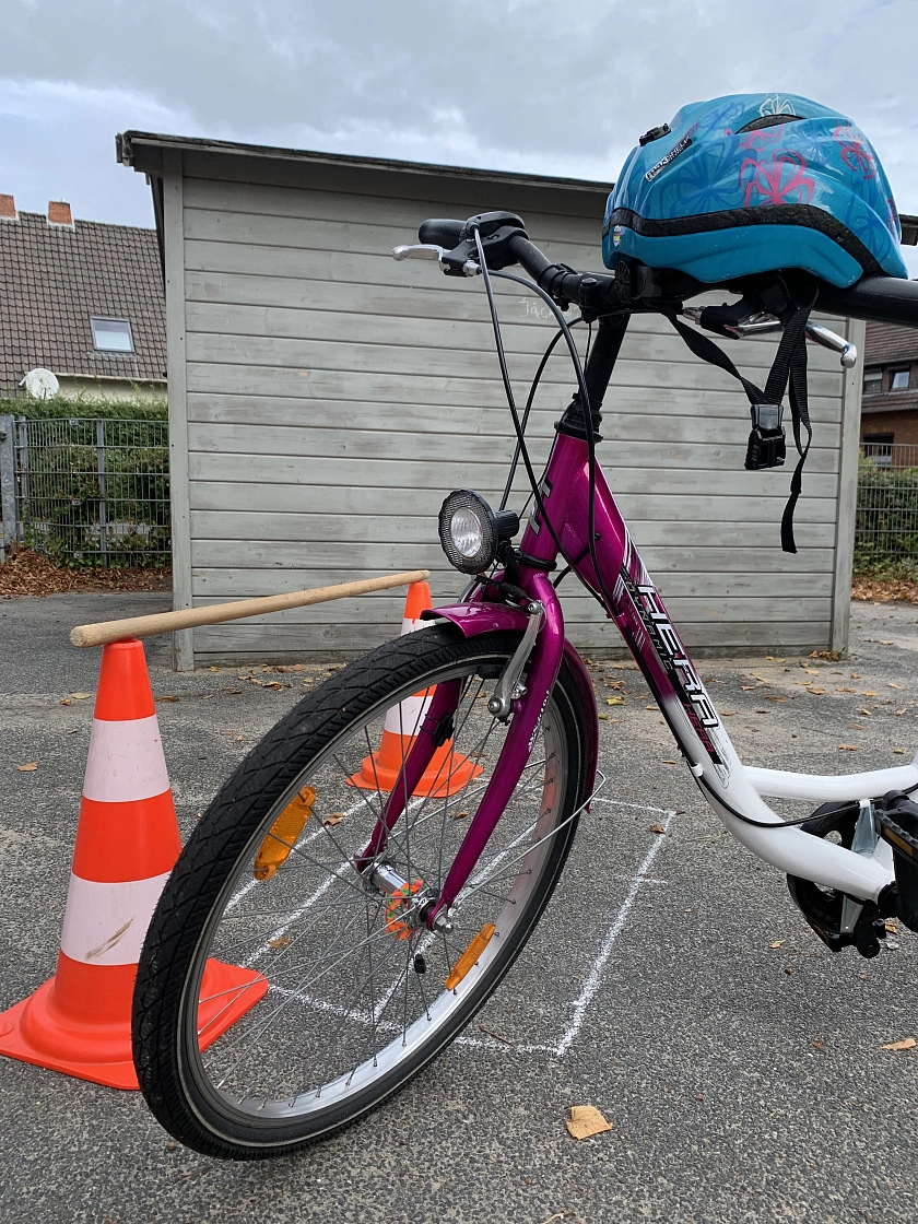 Fahrrad und helm hängend am Lenker